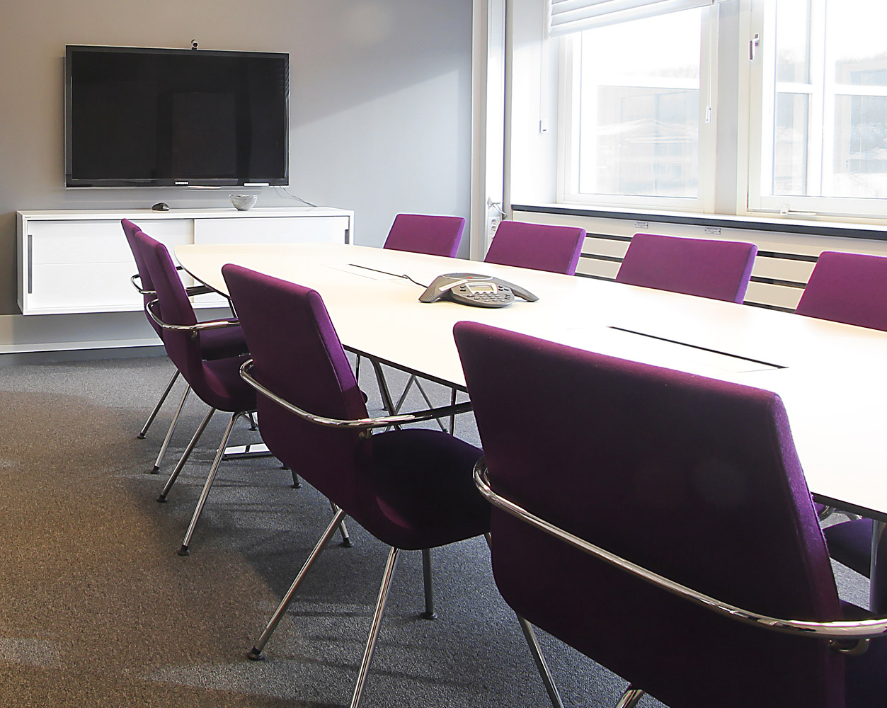Mötesrum med lila storlar