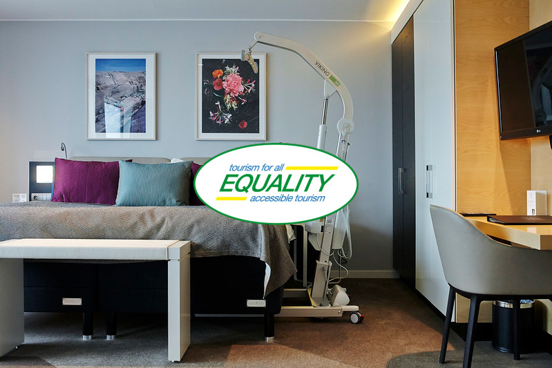 Bild från ett av våra rum som är tillgänglighetanpassat samt logotyp från vår samarbetspartner