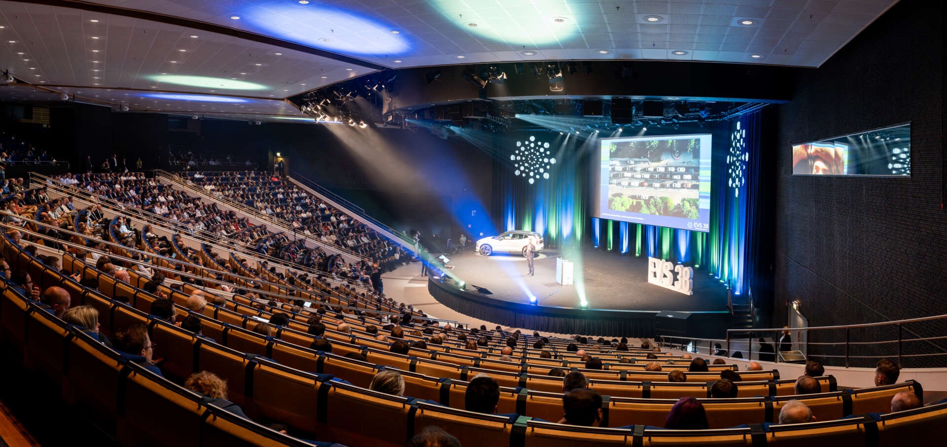 The congress hall at Svenska Mässan during the EVS38 meeting in May 2025. 1500 seated guests and one presenter on stage.