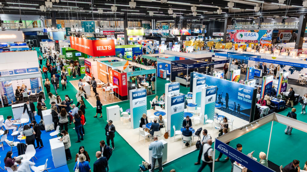 Bild som visar mässbesökare under utställning på Svenska Mässan