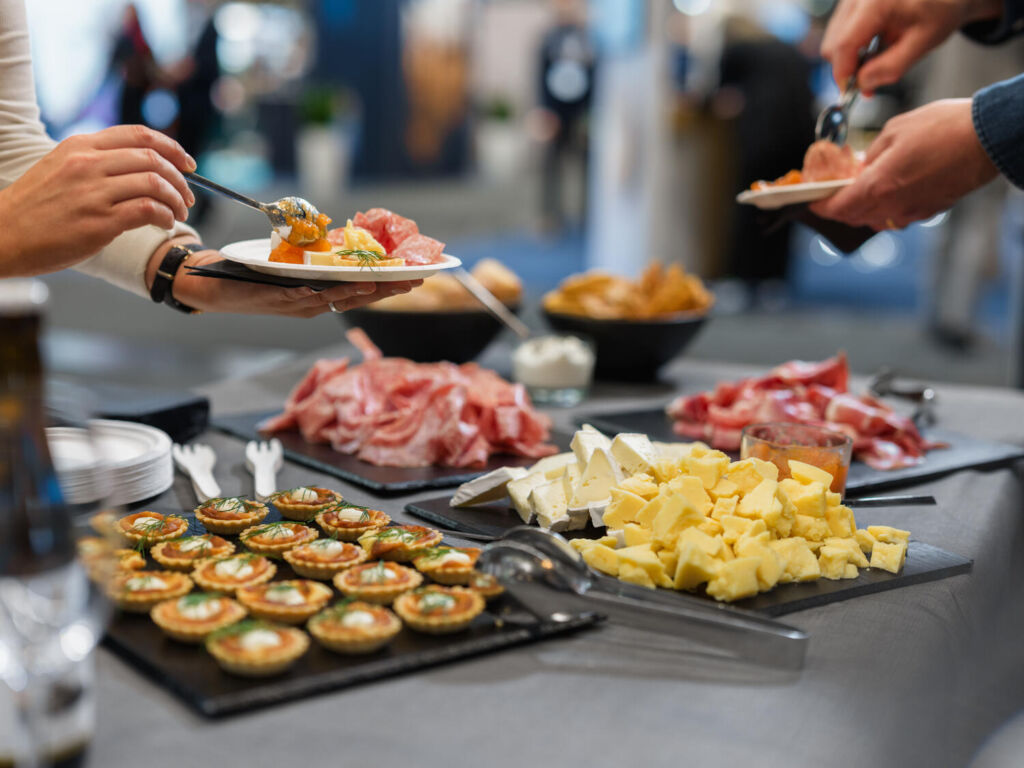 Portionsbitar på ett buffebord. Mindre bufféfat som fylls på oftare är ett sätt för att minska matsvinnet